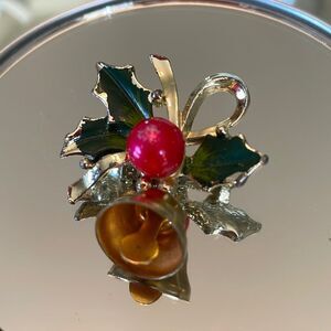 Vtg gold tone Christmas brooch/pin with bell‎